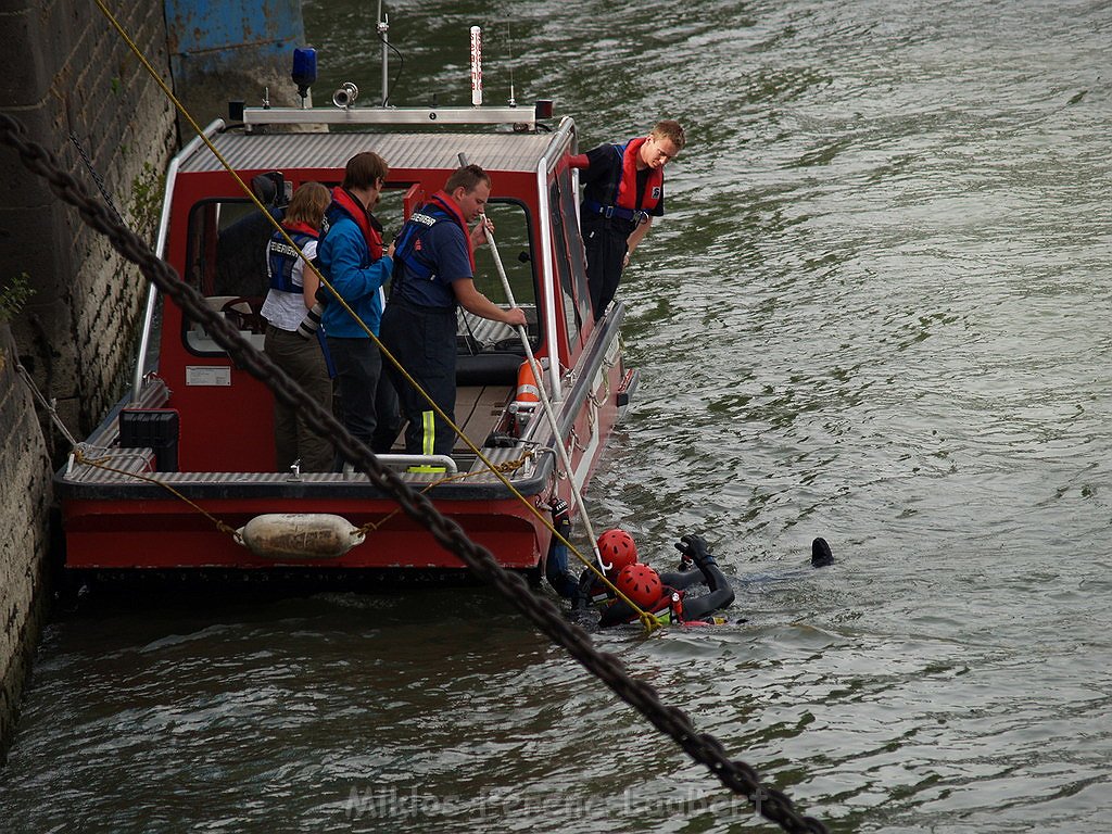 Uebung BF Koeln und DRLG Person im Rhein bei Koeln P593.JPG